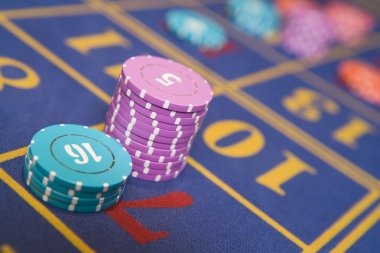 Side-by-side comparison of klikslots app and browser interface