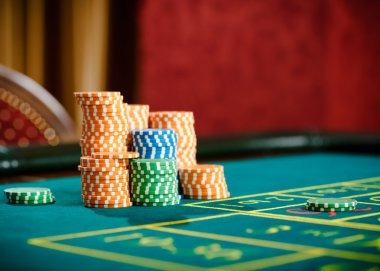 Texas Poker live dealer table with community cards and player positions on klikslots mobile app