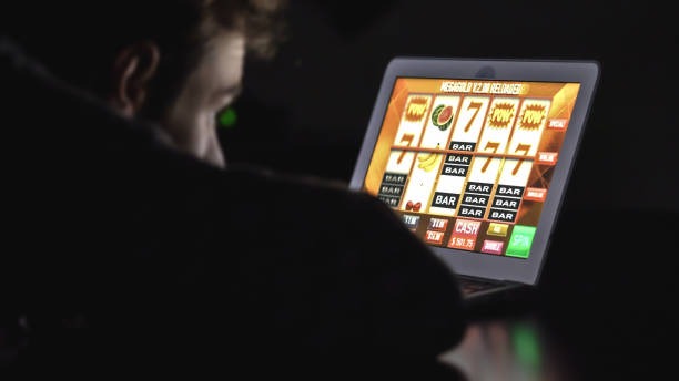 The Great Icescape slot game interface showing five reels with frozen theme symbols and payout table